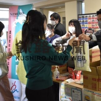 乳製品の魅力知って　根室農協青年部、道教大生に配布(2023-01-19)