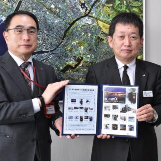 切手で冬の湿原号ＰＲ　日本郵便道支社がＪＲ釧路に寄贈(2023-01-23)