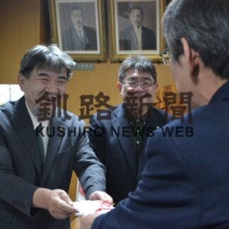 マリモで盛り上げ隊、市に生育環境保全費寄付(2023-01-22)