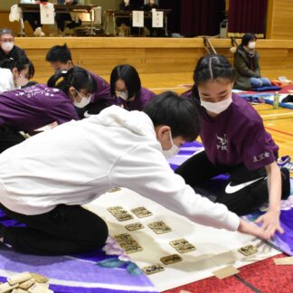 全道目指し木札追う、小中学生が熱戦　釧路管内下の句かるた(2023-01-23)