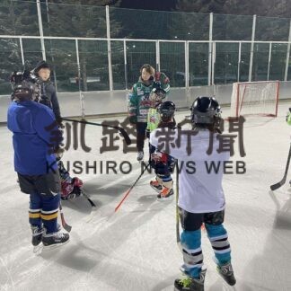 小中高生に技術伝授　クレインズ選手ら講師にアイスホッケー教室(2023-02-25)