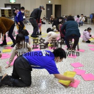 的当てや魚釣り、巨大オセロ楽しむ　釧路子ども劇場がまつり(2023-02-19)
