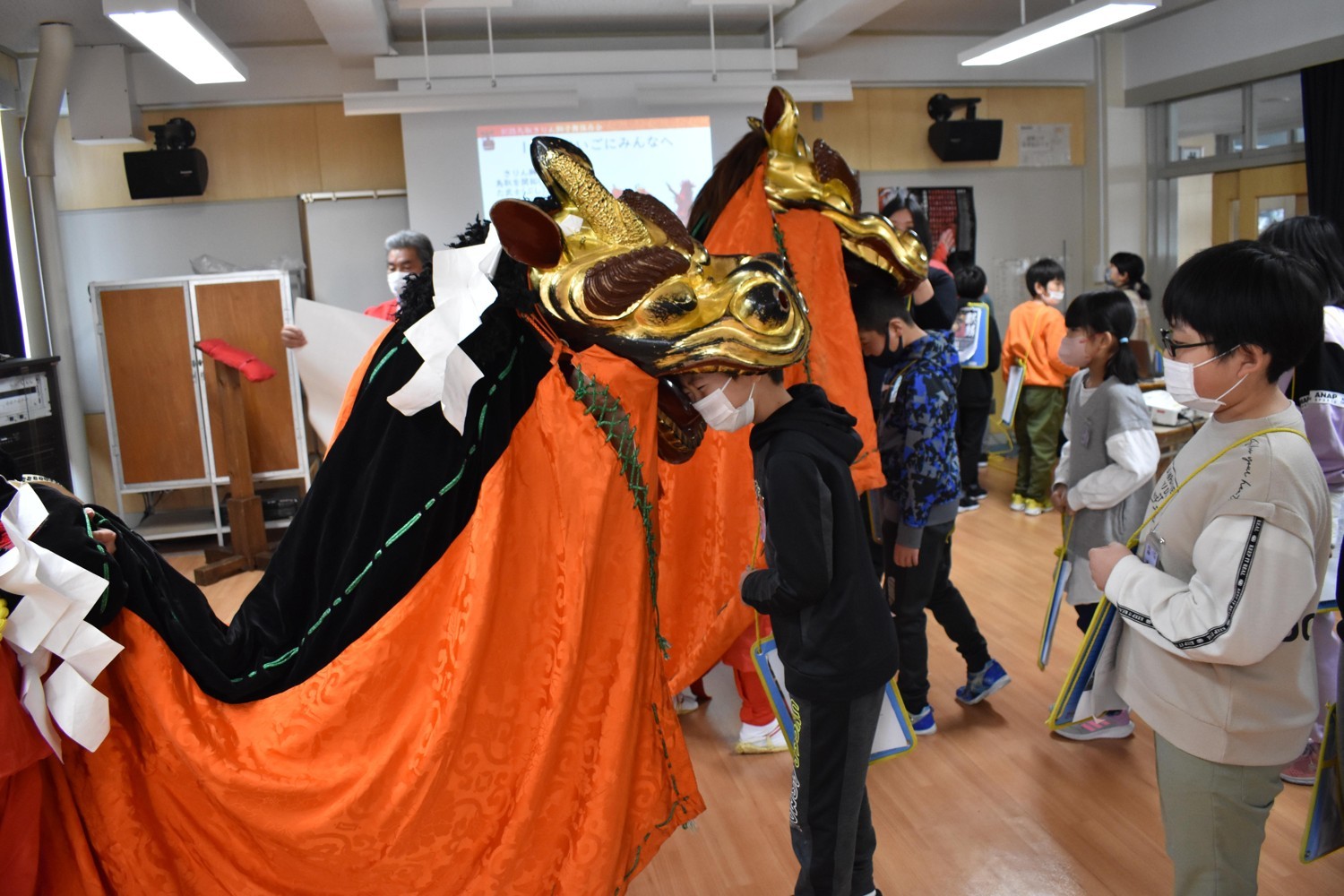 きりん獅子舞見学 釧鳥取小4年生、歴史や舞の意味学ぶ(2023-02-26)