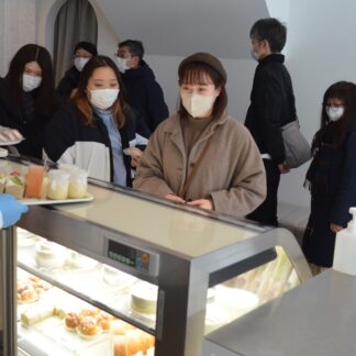 おいしい生クリーム大人気　洋菓子店「じり」行列(2023-02-17)