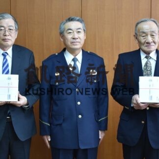 抗原検査キット寄贈　２町警察官友の会、弟子屈署に２０個(2023-02-02)