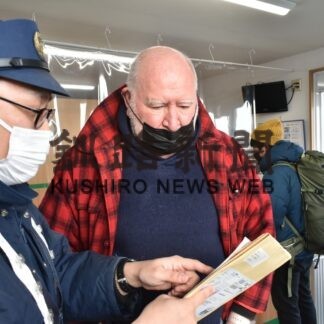 外国人観光客対象に冬道の安全運転啓発　中標津署(2023-02-11)