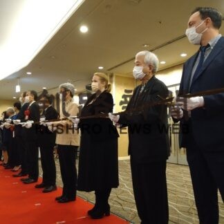 コンブでテープカット　釧路町産、北前船フォーラム前夜祭で(2023-02-08)