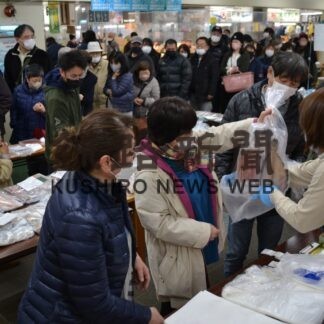 マルトク袋求め列　釧路和商市場(2023-03-01)