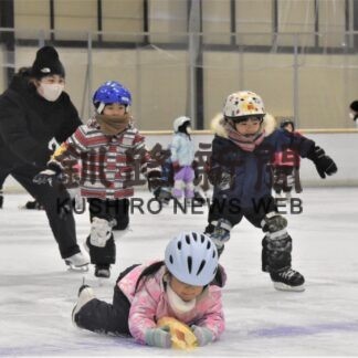 園児、スケートに笑顔　昭和スポーツ幼稚園(2023-02-03)
