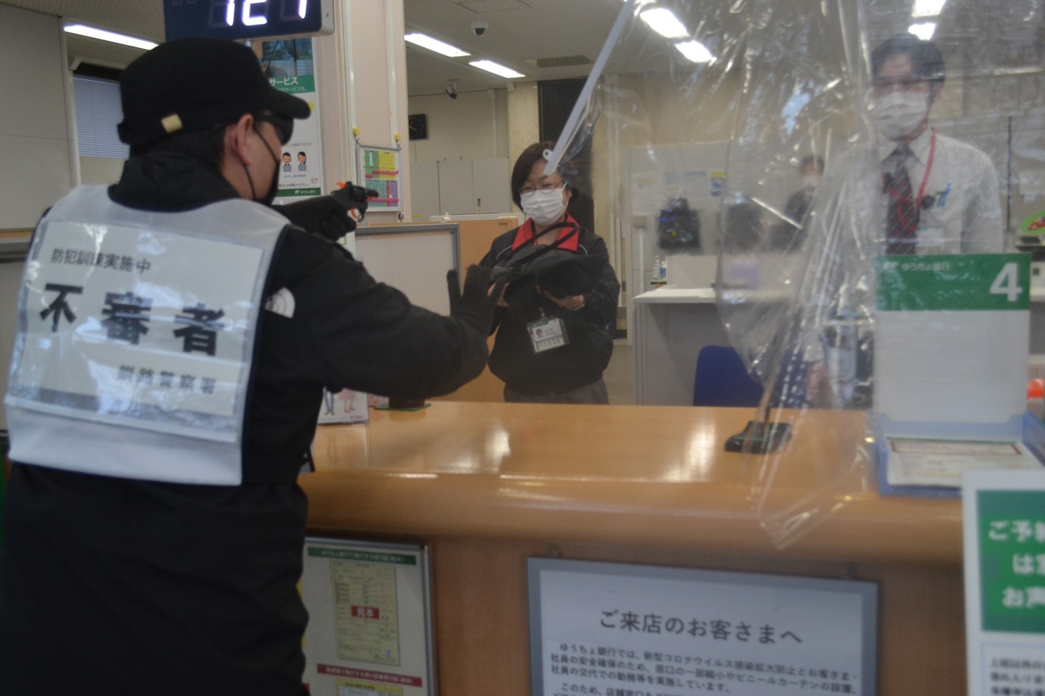 拳銃強盗想定、対応確認 ゆうちょ銀釧路店で訓練(2023-02-26)