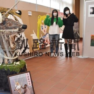 美術や写真、書道部の思い込めた作品見て　東高校の校外展(2023-02-19)