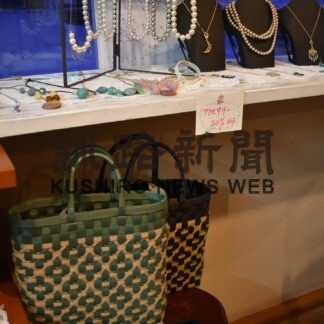 エコクラフトやアクセサリー展示　山下さん作品展(2023-02-11)