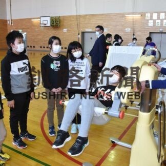 最先端介護ロボットに触れる　新陽小で体験学習(2023-02-08)