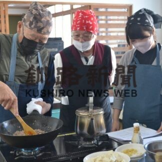 シニア男性が料理に挑戦　白糠で教室(2023-02-28)