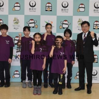 かるた全道健闘誓う　小中生が村役場表敬(2023-02-18)