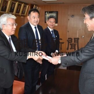 自然環境保全活動に役立てて　福原など３社が寄付(2023-02-16)