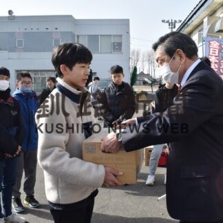 全日本少年ＩＨ釧路点描①　釧路富山県人会　選抜チームにドリンク寄贈(2023-03-26)