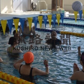 水中バレー「楽しい」　町民、試合形式で体験(2023-03-07)