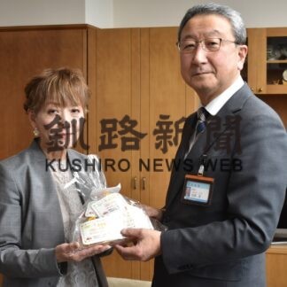 新１年生の安全願う　別海、標津町商工会女性部が愛の鈴寄贈(2023-03-22)