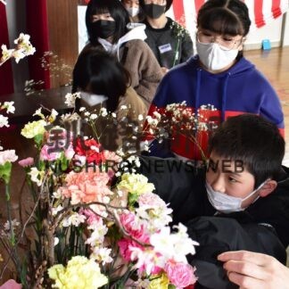 卒業式彩る〝式花〟作る　北斗小、「花育」で５年生が感謝込め(2023-03-18)
