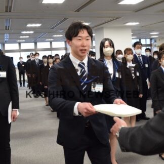 新入職員に辞令交付(2023-04-01)