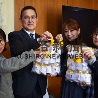 新入学児童へ「愛の鈴」寄贈　町商工会女性部(2023-04-01)