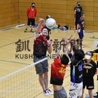 ネット挟み激しい攻防　ソフトバレー・メンズ・レディース大会(2023-03-12)
