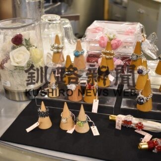 ビーズの指輪や布バッグ並ぶ　石山さん姉妹作品展(2023-03-11)