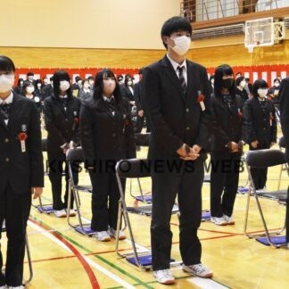 白糠高１９人、学びや巣立つ　４年ぶり来賓招き卒業式(2023-03-03)