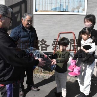 昭和北１丁目町内会が会員に防災バッグ配布(2023-03-08)