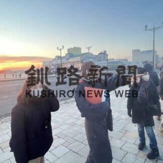 夕日ツアーに歓喜の声　ガイド案内、道内外から参加(2023-03-25)