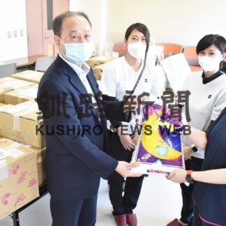 保存食品 役立てて　カーブス、釧路まりも学園に寄贈(2023-03-07)