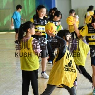 ジャンプシュートに挑戦　釧路でハンドボール教室(2023-03-06)