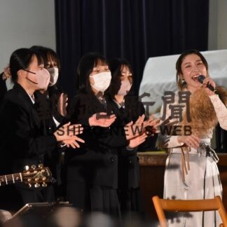 エナさん母校で熱唱　中標津高出身シンガーソングライター(2023-03-09)