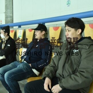全日本少年ＩＨ釧路点描④　大津兄弟ら観戦　両チーム見守りエール(2023-03-30)