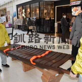 緊急時には担架として利用、イオンモール釧路昭和に地元材のベンチ導入(2023-03-07)