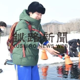 天然マリモじっくり観察　阿寒湖９年生、卒業控え貴重な体験(2023-03-08)