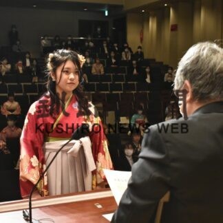 素顔で門出、７０人巣立つ　釧路短大卒業式(2023-03-19)