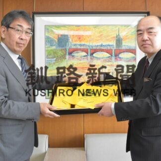 黄色いハンカチ新１年生に２０４５枚、本社寄贈(2023-03-23)