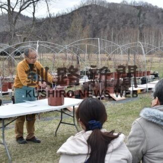 ブルーベリー栽培学ぶ　白糠の驚きの森で教室(2023-04-23)