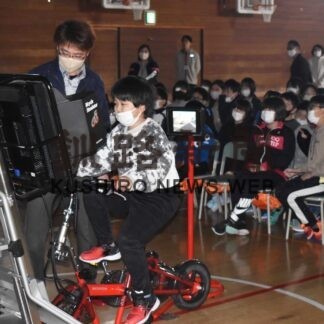 事故未然防止や命の大切さ学ぶ　花咲小交通安全教室(2023-04-30)