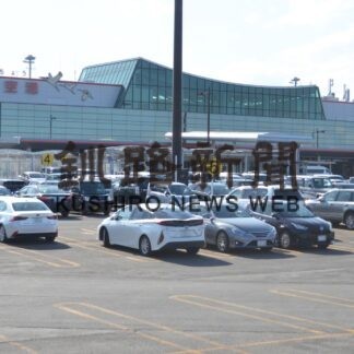 釧路空港 駐車場に誘導員　ＧＷの繁忙期対策強化期間で(2023-04-20)