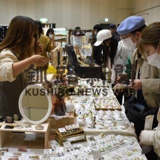 「てとてと市」に多くの女性客　釧路みんなのマルシェ開設１周年記念　(2023-04-30)