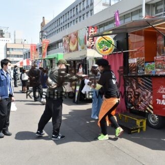 ご当地グルメなど満喫　道内キッチンカー一堂に(2023-04-29)