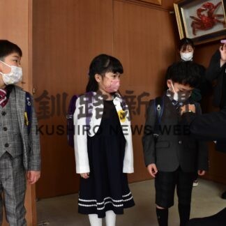 新１年生の事故防止願い　黄色いワッペンなど贈呈(2023-04-08)