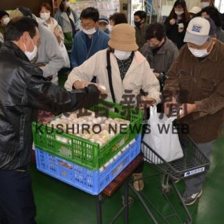 たまご格安販売に長蛇の列　釧路和商市場、１パック１５０円で提供(2023-04-15)