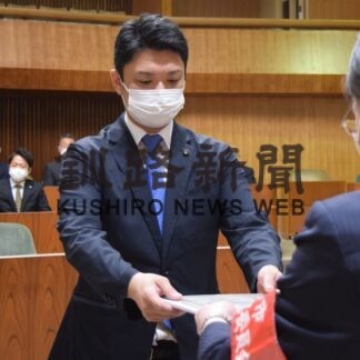当選市議２８人に証書　釧路で付与式(2023-04-26)