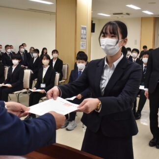 教育者として決意新たに　新規教職員に辞令交付(2023-04-06)