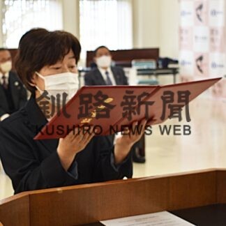 町民の声まちづくりに　根室管内３町、議員に当選証書(2023-04-29)