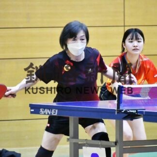 雨夜 単複２冠達成　女子の亀松も　卓球・ラージボール(2023-04-18)